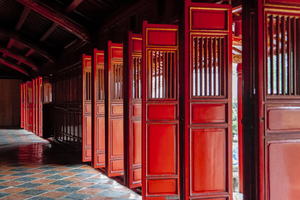 Rote Türen, Grabstätte Kaiser Minh Mang, Hue, Vietnam