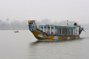 Boot auf Fluss im Nebel, Hue, Vietnam