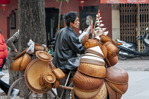 Korb Verkäufer in Straße von Hanoi, Vietnam