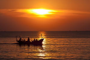 Roter Sonnenuntergang und Boot, Phu Quoc, Vietnam