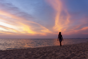 Frau spaziert in Abendstimmung am Strand, Phu Quoc, Vietnam