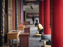 Rote Säulen, betende Menschen, Yuantong Tempel, Kunming, Yunnan, China