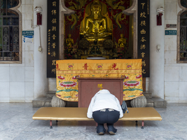 Betende Frau, Yuantong Tempel, Kunming, Yunnan, China