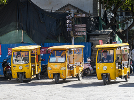 Straße mit gelben Rikschas und Taxis, Dali, Yunnan, China