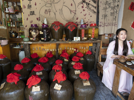 Weinladen mit Keramikgefäßen, traditionelle chinesische Küche, Altstadt Dali, Yunnan, China