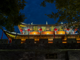 Altes chinesisches Stadttor mit beleuchtete Dächern, Dali, Yunnan, China