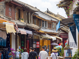 In den chinesischen Altstadtstraßen und Gassen, Menschen bummeln, Xizhou, Yunnan, China