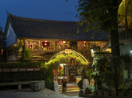 Altes Restaurant im chinesischen Holzhaus, Dali, Yunnan, China