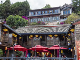Restaurant in alten chinesischen Holzhäusern, historische Altstadt von Lijiang, Yunnan, China