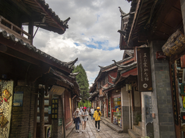 Gassen mit alten chinesischen Holzhäusern und bummelnden Passanten, historische Altstadt von Lijiang, Yunnan, China