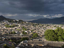 Ausblick über die chinesischen Dächer der historischen Altstadt von Lijiang, Yunnan, China