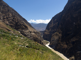 Tigersprungschlucht, Berge, Dörfer und tiefe Schlucht mit Fluß, Yunnan, China