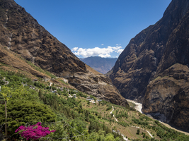 Tigersprungschlucht, Berge, Dörfer, Blumen und tiefe Schlucht mit Fluß, Yunnan, China