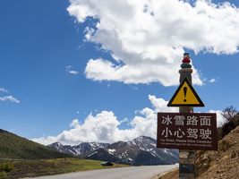 Einfahrt in den Bai Ma Pass, Hochland von Ost-Tibet, China