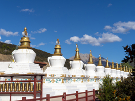 Die weißen Stupas von Deqin, Hochland Ost-Tibet, China