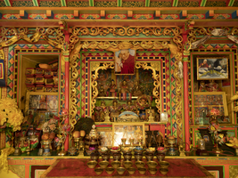 Tibetischer Gebetsraum mit Dalai Lama Bildnis im Dorf Jiabe, Ost-Tibet, China