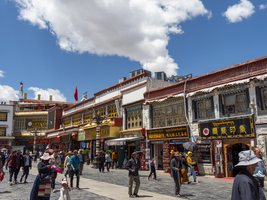 Pilger spazieren durch die Straßen von Lhasa, Tibet, China