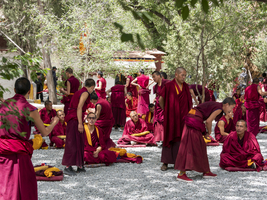 Mönchsdiskussion im Sera Kloster, viele Mönche im Gespräch auf dem Klosterhof, Lhasa, Tibet, China