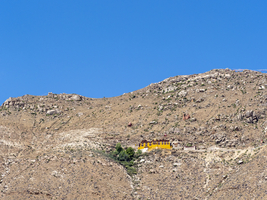 Kleines gelbes Kloster in den schroffen Berghängen, Tibet, China