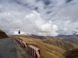 Straße in den Kampala Pass, Hochland von Tibet, China