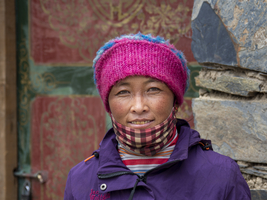 Tibetische Frau vor ihrer Hütte, Hochland von Tibet, China