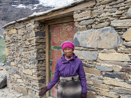 Tibetische Frau vor ihrer Hütte, Hochland von Tibet, China