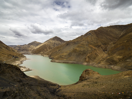 Grüner See zwischen gelben Bergen, Malasee, Hochland von Tibet, China