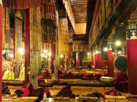 Tücher, Stoffe und rote Säulen im Palcho Kloster, Gyangze, Tibet, China