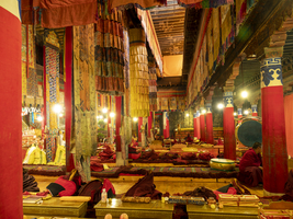 Tücher, Stoffe und rote Säulen im Palcho Kloster, Gyangze, Tibet, China