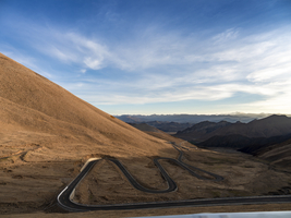 Serpentinen im tibetischen Hochgebirge, Tibet, China