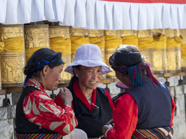 Pilger an goldenen Gebetsmühlen, tibetische Frauen im Gespräch, Xigaze, Tibet, China