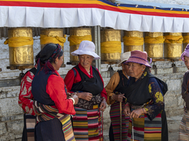 Pilger an goldenen Gebetsmühlen, tibetische Frauen im Gespräch, Xigaze, Tibet, China