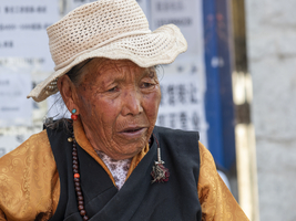 Alte tibetische Frau, Pilgerin in Xigaze, Tibet, China
