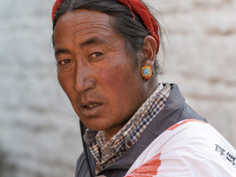 Tibetischer Mann blickt kritisch, Pilger in Xigaze, Tibet, China
