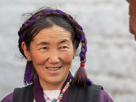 Tibetische Frau mit Zopf, lachend, Pilger in Xigaze, Tibet, China