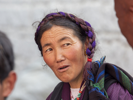 Tibetische Frau mit Zopf blickt fragend, Pilgerin in Xigaze, Tibet, China