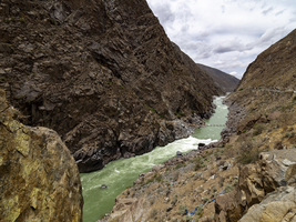 Yarlung Tsangpo Fluss in Gebirgsschlucht, Brahmaputra, Hochland von Tibet, China