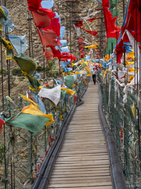 Hängebrücke mit Gebetsfahnen, Hochland von Tibet, China
