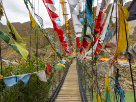 Hängebrücke mit Gebetsfahnen, Hochland von Tibet, China