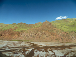 Mäandernder Fluss vor Berglandschaft im Hochland von Tibet, Tibet, China
