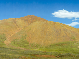 Gelbe Berge, blauer Himmel, Hochland von Tibet, China