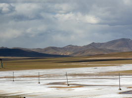 Landschaft mit Stromleitungen, Ebene mit Schnee, im Hochland von Tibet, China