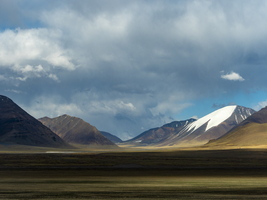 Berglandschaft und weite Ebenen im Hochland von Tibet, China