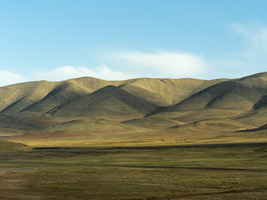 Berglandschaft und weite Ebene im Hochland von Tibet, China