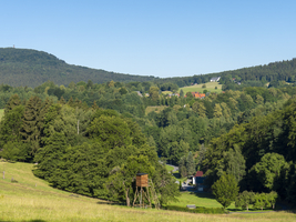 Mittelgebirge mit Jägerstand, Wälder, Wiesen und Dörfer, Lückendorf, Zittauer Gebirge, Sachsen, Deutschland