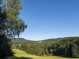 Mittelgebirge mit Jägerstand, Wälder, Wiesen und Dörfer, Lückendorf, Zittauer Gebirge, Sachsen, Deutschland