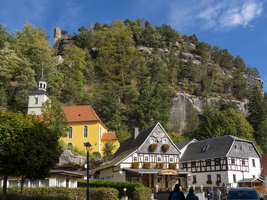 Fachwerkhäuser und kleine Dorfkirche am Hang, Umgebindehäuser vor Felsen, Oybin, Zittauer Gebirge, Sachsen, Deutschland