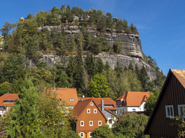 Dorf mit Fachwerkhäusern und Umgebindehäusern vor Felsen, Oybin, Zittauer Gebirge, Sachsen, Deutschland