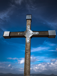 Christliches Kreuz mit Aufschrift Einer trage des anderen Last, Deutschland