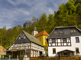 Fachwerkhäuser und kleine Dorfkirche am Hang, Umgebindehäuser, Oybin, Zittauer Gebirge, Sachsen, Deutschland